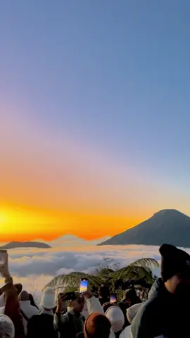Lautan Awan di Bukit Sikunir #dieng #sikunir #explore #pesonaindonesia 