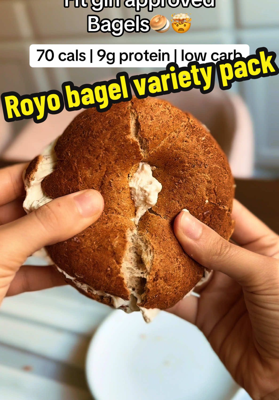 It taste like a normal bagel but with the best macros 🤤🔥 #macrofriendly #lowcarb #lowcalorie #tiktokshopcreatorpicks #dealsforyoudays 