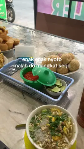 nyoto sambil ngeliatin orang”berangkat kerja #serunyagayabareng #morningperson #fyp #fypage #xyzbca 