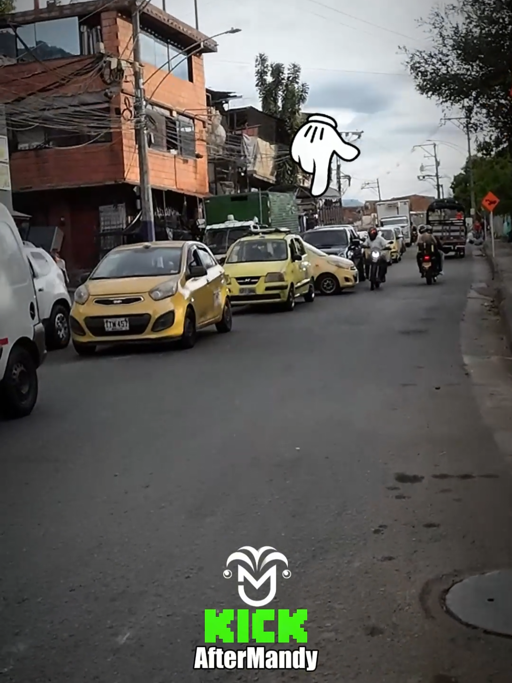 Tomando café al lado de un reten 👮🏻 #reten #retendepolicia #policia #transito #accidentes #aftermandy #streamer #comunidad #pov 