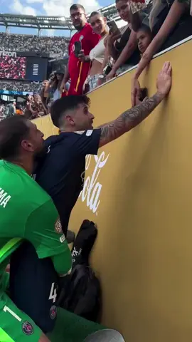 Un amigo como #Donnarumma con #Beraldo. 😅 #PSG #ClubWorldCup #FIFA