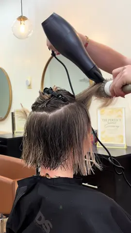 Blow drying a bob > 🧑🏼‍🍳😘 #hairstylist #frenchbob #babylights #blondehair 