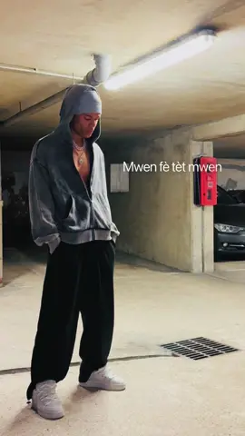 J’ai le cœur en 1000 morceaux… C’est le genre de douleur qu’un, deux ou trois millions de vues n’effacent pas.  Raconter sa vie en chanson c’est vraiment quelque chose d’étrange. Mais vous voir pleurer en vidéo et lire tous vos messages ça c’était vraiment autre chose. Je n’avais pas prévu ça en composant cette chanson. Ma sœur m’a dit que la musique à le pouvoir de guérir les gens et que c’est ce que je fais quand je chante. Ça fait 1 mois maintenant et je me suis souvenu que j’aimais jouer au piano et chanter aussi.  Alors cette fois, je vais essayer de faire en sorte de me guérir moi même… et pour ce que ça vaut, voici mon partage. #SeOuLiYe 💔