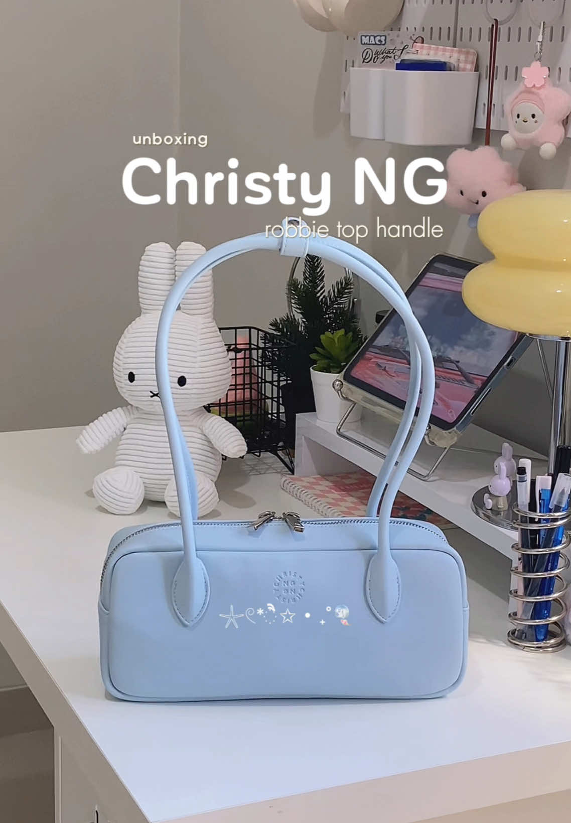 my first cute bag collection from @Official Christy Ng Indonesia  suka bangettt warnanya baby blue ❄️👀  #handlebag #shoulderbag #christyng #christyngbag #womenbag 