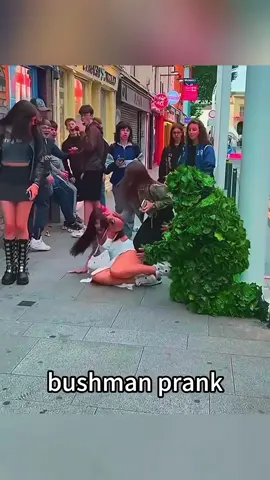 Bushman prank #fyp #fypシ #funny #funnyvideos #😂😂😂 #😀😀😀 #bushman #prank #scared #happy 