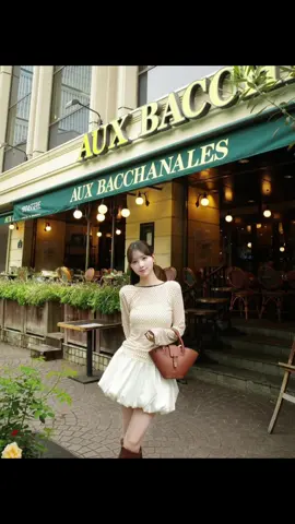 AUX BACCHANALESの前を通ると、このフランス風の雰囲気につままれている。ポツポツの上着+ボサボサのスカート+茶色のバッグ&長靴で、気ままでかわいい、街頭で一日元気少女として活躍している#ストリートビュー #カフェ #旅行 