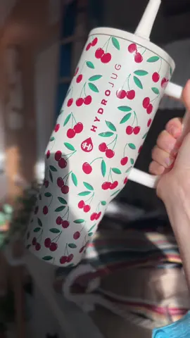 This @HYDROJUG is so cute it makes me drink all my water every day! And it’s totally leakproof! 
