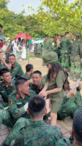 Cô chiến sỹ nhí ở đâu lạc vào đây mà đáng yêu quáaa ?!! ❣️  #HợpLuyện #embedangyeu #embediemmyy #langvanhoa54dantoc  #viral #TikTokViệtNam 