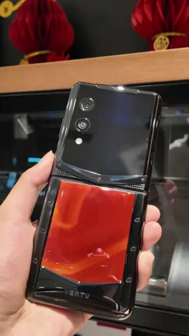 They thought it was just a luxury phone... But inside? A thousand AI agents working for you. 💼💰 Your smartest investment isn’t in stocks — it’s in your pocket. #VERTU #QuantumFlip #VPSsystem #AIassistant #SmartLuxury #WorkSmart #MillionaireMindset #NotJustALook