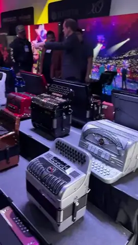 Booth de HOHNER #ACORDEONES #hohner #fyp #hohneranacleto #accordion #explorepage #mujeracordeonista #acordeonespersonalizados #hohnerelitaliano #explorepage #acordeonistamujer #evelynozuna #binci #cagnoni #manetti