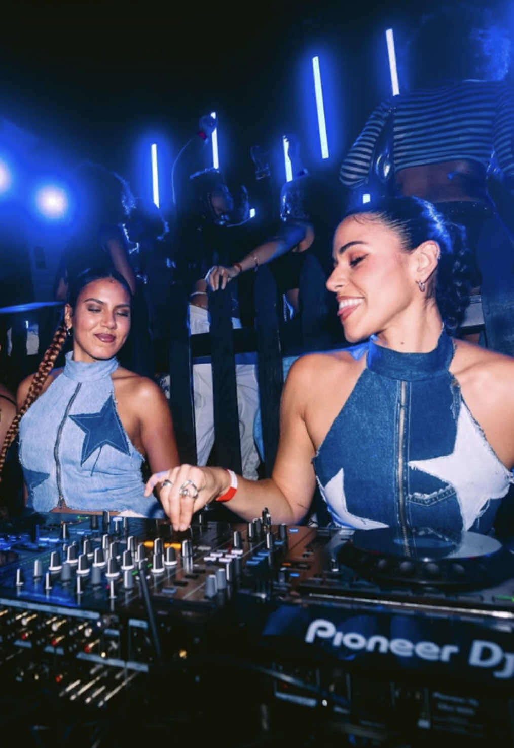 ninguém fica parado quando toca Funk né amor 😏🇧🇷😮‍💨 #mangoandginger #fyp #BestFriends #femaledj #girldj #amigas #bailefunk 