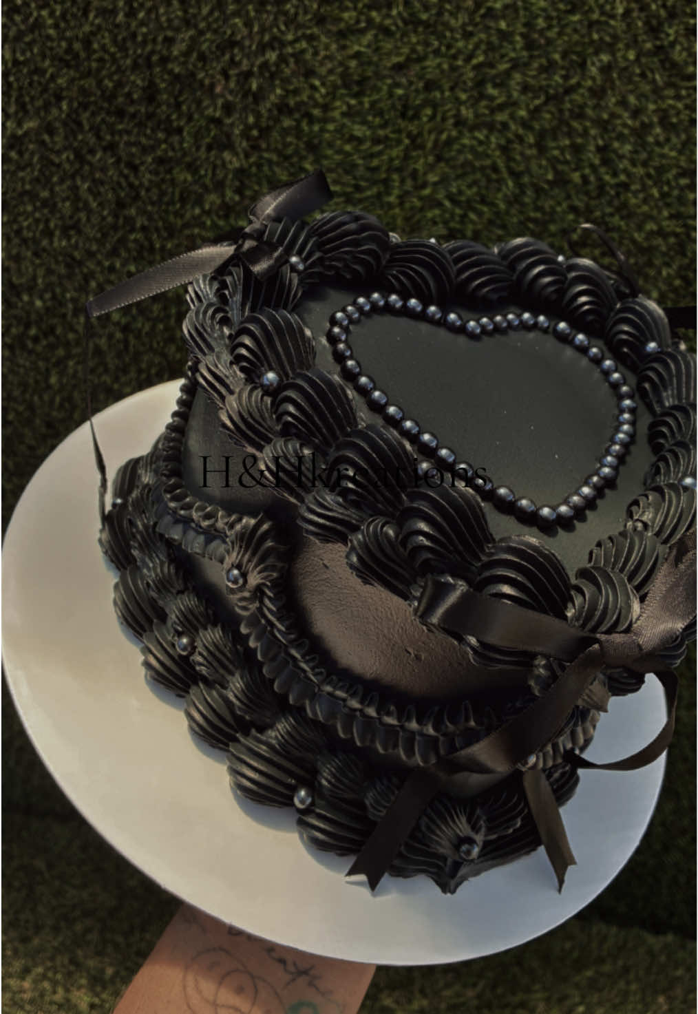 All black heart cake 🖤#black #blackcake #heartcakes #spookyseason #summerween #hhkreations 