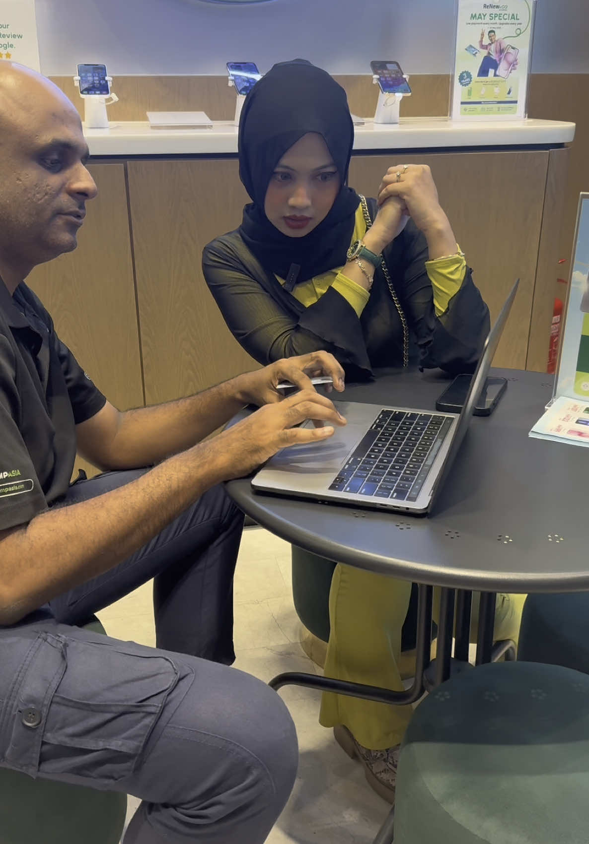 Upgrade your tech without breaking the bank 💸 With ReNewNGo by @compasiamy , you can now own the phone or MacBook you've been wanting — all with easy monthly instalments and zero upfront payment. 📲 Low monthly installment from just RM3/day 🔁 Upgrade every year hassle-free ✅ IC only to apply online or in store ⚡️Instant approval and pickup on the spot! Whether you’re a student, content creator, or working professional, stay ahead with smarter, greener tech from CompAsia 💼🌱 #compasiamy #renewngo #secondhanddevice #bayaranansuran #PelanMampuMilik