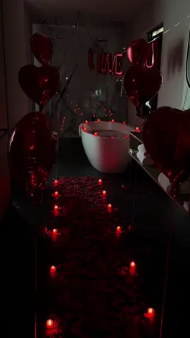 This rose petal path though 😍 #faithdecorations #balloondecorations #voorjou #foryou #hotelroomsetup #rosepetals #romanticsurprise 