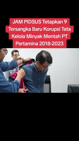 Jakarta – Tim Penyidik pada Jaksa Agung Muda Bidang Tindak Pidana Khusus (JAM PIDSUS) menetapkan 9 orang tersangka perkara dugaan tindak pidana korupsi dalam Tata Kelola Minyak Mentah dan Produk Kilang PT Pertamina (Persero), Sub Holding dan Kontraktor Kontrak Kerja Sama (KKKS) tahun 2018-2023, Kamis (10/7/2025). Dari hasil penyidikan, Tim Penyidik menyimpulkan telah diperoleh alat bukti yang cukup untuk menetapkan 9 tersangka dengan identitas, sebagai berikut: lanjuut baca.. klik aza arkanews.com #indonesiabebaskorupsi #indonesiabebaskoruptor #kejaksaanagung #kejaksaanri #puspenkumkejagung #kejatikalteng  @Kejaksaan.RI 