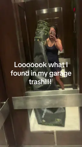 Score !!! And yes I did smell it to see if it was used as a pet relief area 😅 it passed, is good!   #trash #dumpsterdiving 