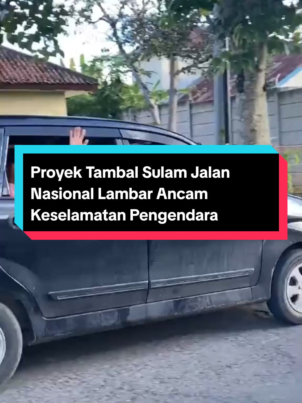 Lampung Barat (Kupas Tuntas) Sejumlah warga dan pengguna jalan di Kabupaten Lampung Barat mengeluhkan pelaksanaan proyek tambal sulam di ruas jalan nasional di wilayah setempat yang dinilai membahayakan keselamatan pengguna jalan. Keluhan tersebut muncul lantaran proses pengupasan aspal (milling atau scarification) yang dilakukan pelaksana proyek dibiarkan terbuka terlalu lama tanpa tindakan lanjutan berupa penambalan, terlebih minimnya rambu di beberapa titik. Jalur tersebut merupakan salah satu akses utama lintas kabupaten yang menghubungkan Kecamatan Balik Bukit, Sukau, hingga ke wilayah Lampung Utara dan Pesisir Barat, sehingga mobilitas kendaraan setiap hari cukup tinggi. Tingginya volume kendaraan yang melintas setiap hari, baik kendaraan roda dua maupun angkutan, membuat kondisi jalan yang rusak dan terbuka menjadi ancaman serius, terlebih malam hari saat visibilitas menurun dan penerangan minim. Pantauan Kupas Tuntas pada Jumat (11/7/2025), sejumlah titik di ruas jalan nasional tepatnya di sekitar Kecamatan Balik Bukit, terlihat dalam kondisi berlubang akibat proyek perbaikan yang dilakukan pihak terkait yang belum selesai. Lubang-lubang besar dengan kedalaman bervariasi dibiarkan terbuka pasca pengupasan permukaan aspal. Bahkan di beberapa titik rambu atau tanda peringatan belum terpasang di sekitar lokasi sehingga cukup membahayakan pengendara. Kondisi tersebut menuai keluhan dari para pengendara yang kerap melintasi jalur tersebut setiap hari. Diantaranya Deky, seorang pengendara motor yang rutin melintas dari arah Sukarame menuju Way Mengaku, Kecamatan Balik Bukit. “Sudah beberapa hari dibiarkan begitu saja setelah dikupas. Ada yang belum dipasang rambu, kalau siang mungkin masih kelihatan, tapi kalau malam bahaya. Saya sendiri sempat oleng karena roda masuk ke lubang, untung tidak jatuh,” ujarnya. #viralvideo #viral #parosilmabsus #lampungbarat #lampung #lambar #jalan #proyek #jalannasional #bpjn 