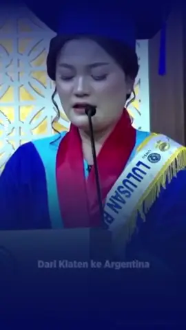 Momen mengharukan terjadi di Wisuda UMSU 2025 saat Laura Amandasari, wisudawati Kristen Protestan lulusan terbaik Fakultas Hukum, membacakan pantun penuh haru dan berhasil memikat hati Rektor hingga Mendikdasmen Abdul Mu’ti. Pantun “Si Kristen” yang viral itu sukses mengantarkan Laura langsung diterima jadi mahasiswa S2 UMSU dengan beasiswa penuh! 👩‍🎓 🎥 YT: UMSU TV #hariancendekia #wisudaumsu2025 #lauraamandasari #pantunviral #beasiswas2