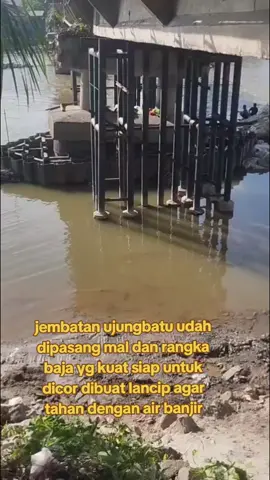 jembatan ujungbatu udah dipasang mal dan rangka baja yg kuat siap untuk cor dibuat lancip agar tahan dg air banjir #adamsyafaatdprdriau  #fraksipksdprdriau  #ketuakomisi2 