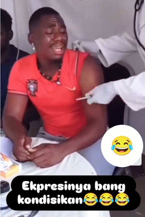 Fear of needles 💉#injectingshot #jumpscare #scream #scare #fails #prank #funnyprank #foryou #fyp #foryourpage