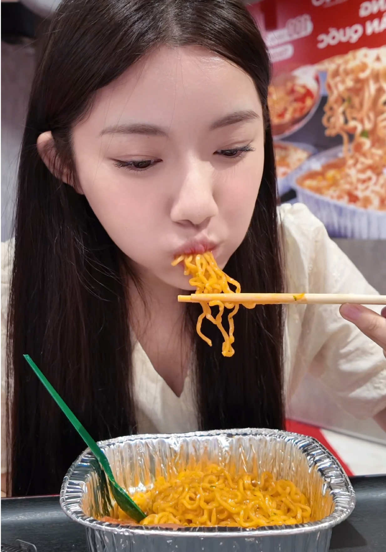Hôm nay đi CHTL nấu và mukbang mì trộn waaa tiện waaa ngon ạ🤤 nghĩ lại vẫn thấy thèm, chỉ thiếu mỗi cái lạnh của mùa đông nữa là chuẩn bài                     #Toomba #MiShin #Nongshim #micayhanquoc