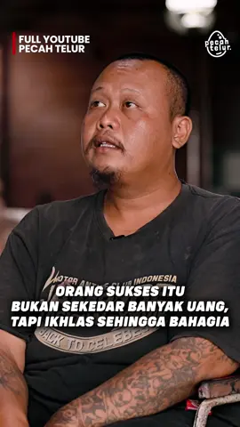 Ditinggal istri saat anak lahir, motor satu-satunya pun dijual demi beli susu. Bukan untuk gaya, bukan buat pamer. Hanya agar anaknya tetap bisa hidup. Dari situlah semuanya bermula... Motor tua yang awalnya hanya kenangan, kini jadi jalan rezeki. Hari ini, dia punya showroom motor klasik. Tapi katanya: 