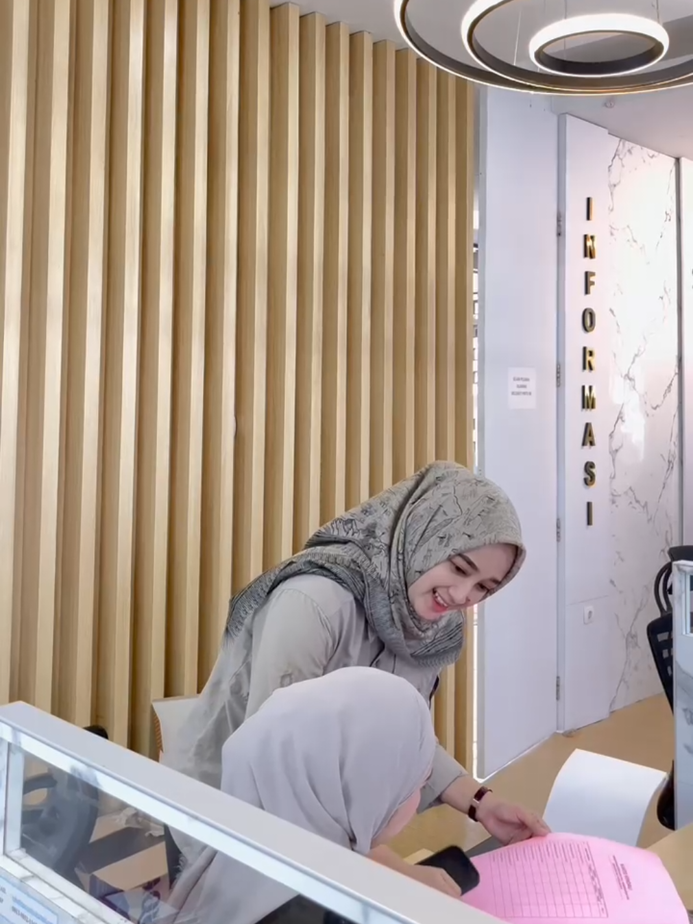 Halo #SobATRBPN, Kementerian Agraria dan Tata Ruang/Badan Pertanahan Nasional (ATR/BPN) memiliki 7 Layanan Prioritas, diantaranya: 1. Pengecekan Sertipikat 2. Surat Keterangan Pendaftaran Tanah (SKPT) 3. Hak Tanggungan Elektronik 4. Roya Manual dan Roya Elektronik 5. Peralihan Hak 6. Pendaftaran SK 7. Perubahan Hak Ayo segera ke kantor pertanahan dimana lokasi bidang tanah berada untuk mengurus layanan pertanahan. @kementerian.atrbpn @nusronwahid @ossy_dermawan #7LayananPrioritas #ATRBPNKiniLebihBaik #ATRBPNMajudanModern #MelayaniProfesionalTerpercaya #fypage 