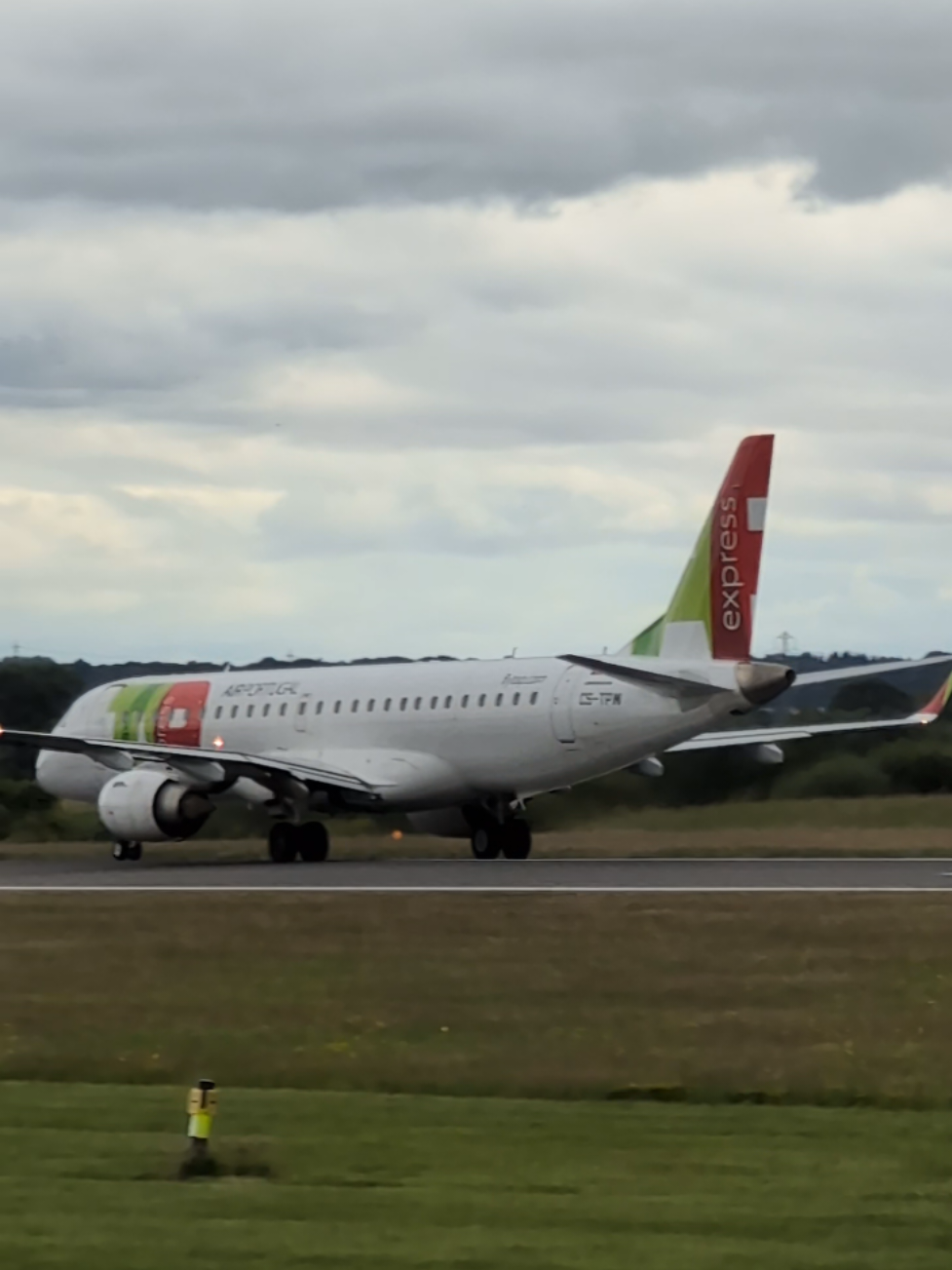 TAP Air Portugal Embraer ERJ-190 departing Runway 23L bound for Lisbon 🇵🇹 @tapairportugal  #manchesterairport #planespotting #fyp #aviation #portugal🇵🇹 