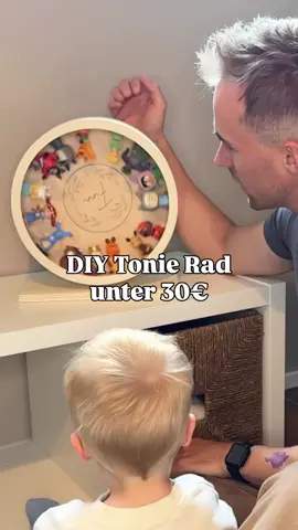 Super einfaches #DIY Tonieregal unter 30€ 🤯 So baut ihr super einfach ein cooles #tonieregal für eure Kids! Die werden es lieben! Für die Liste mit allen Produkten kommentiere einfach TONIE und ich schicke ihn dir direkt👍🏻 Das Rad ist ein Hamsterrad und gibt es so fertig zu kaufen bei . Die Metallplättchen zum Kleben gibt es auch fertig zu kaufen 😎 Für eine persönliche Note habe ich mir noch eine Platte graviert, geht aber auch mit Klebebuchstaben 😎 Was haltet ihr von der Idee? 🥰 #tonies #toniebox #tonieboxregal #diyprojekt #diyprokects #tonieboxliebe