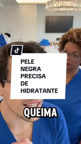 Pele negra precisa de protetor solar? Hidratar com óleo basta? E se não fica vermelha, como saber que queimou? Chamei minha colega @Dra Eliana Chagas para desmistificar alguns dados aqui com vocês! ⠀⠀ Muita gente ainda acredita que a pele negra é mais resistente e “não precisa cuidar tanto”. Mas a ciência diz outra coisa: ⠀⠀ A pele negra tem menor quantidade de ceramidas, o que compromete a barreira cutânea. Resultado? Perde mais água (TEWL aumentado) e é mais propensa ao ressecamento. ⠀⠀ Hidratar não é só “passar óleo” — é restaurar a barreira da pele com ativos certos, como ceramidas, ácido hialurônico e pantenol. ⠀⠀ E sobre o sol? A melanina até oferece uma proteção natural estimada em FPS 13, mas não é suficiente contra UVA e luz visível, principais causas de manchas como melasma e hipercromia pós-inflamatória. ⠀⠀ Em vez de vermelhidão, a queimadura solar na pele negra pode escurecer a pele, causar dor, calor e até inchaço. E o mais preocupante: só 4% dos estudos científicos de dermatologia são feitos com pessoas negras — e metade só foi publicada depois de 2016. ⠀⠀ Por isso, cuidar da pele negra é também um ato de saúde, ciência e representatividade. ⠀⠀ Use sabonetes suaves, hidrate com ativos eficazes e use protetor solar com cor para proteger também da luz visível (óxido de ferro é seu aliado!). Aqui a gente fala de cuidados REAIS, com embasamento científico e respeito às características únicas de cada tipo de pele. obrigado @Cerave Brasil por proporcionar tanto pra nossa pele! #pelenegraprotegida #hiperpigmentacao #cuidadoscomapele #protetorsolarcomcor #dermatologia #hidrataçãocerta #dermatoexplica #nycomcerave #hidratadoscomcerave #sentindonapelecomcerave #dermatocerave