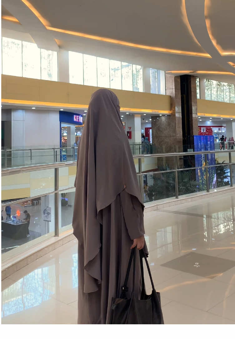 Ke mall pake abaya? Why not?😍 Beneran bikin bebas gerak dan satset banget loh🤭 hangout santai tetep stylish dan syar’i🫶🏼 #abaya #rekomendasiabaya #abayadaily #abayasyari #syari #abayaantiuv #antiuv #abayastyle #ootdsyari 