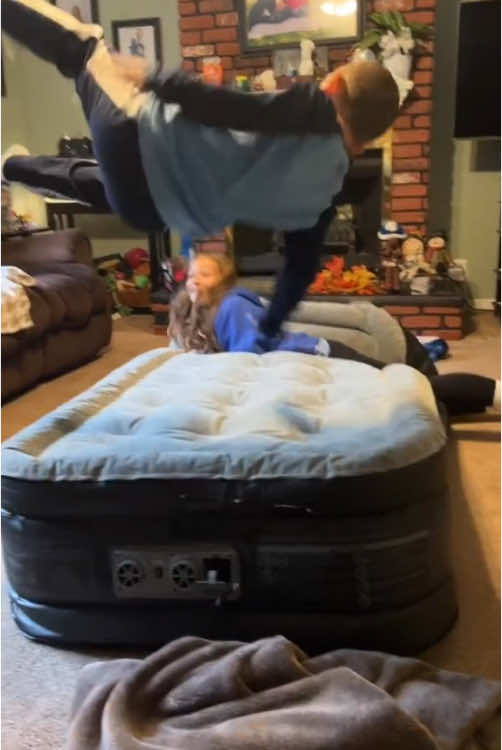 Baby on an inflatable mattress#foryou #fyp #funny #cutebaby #interesting #funnybaby #happy #fypシ #babies #usa #fypシ゚viral 
