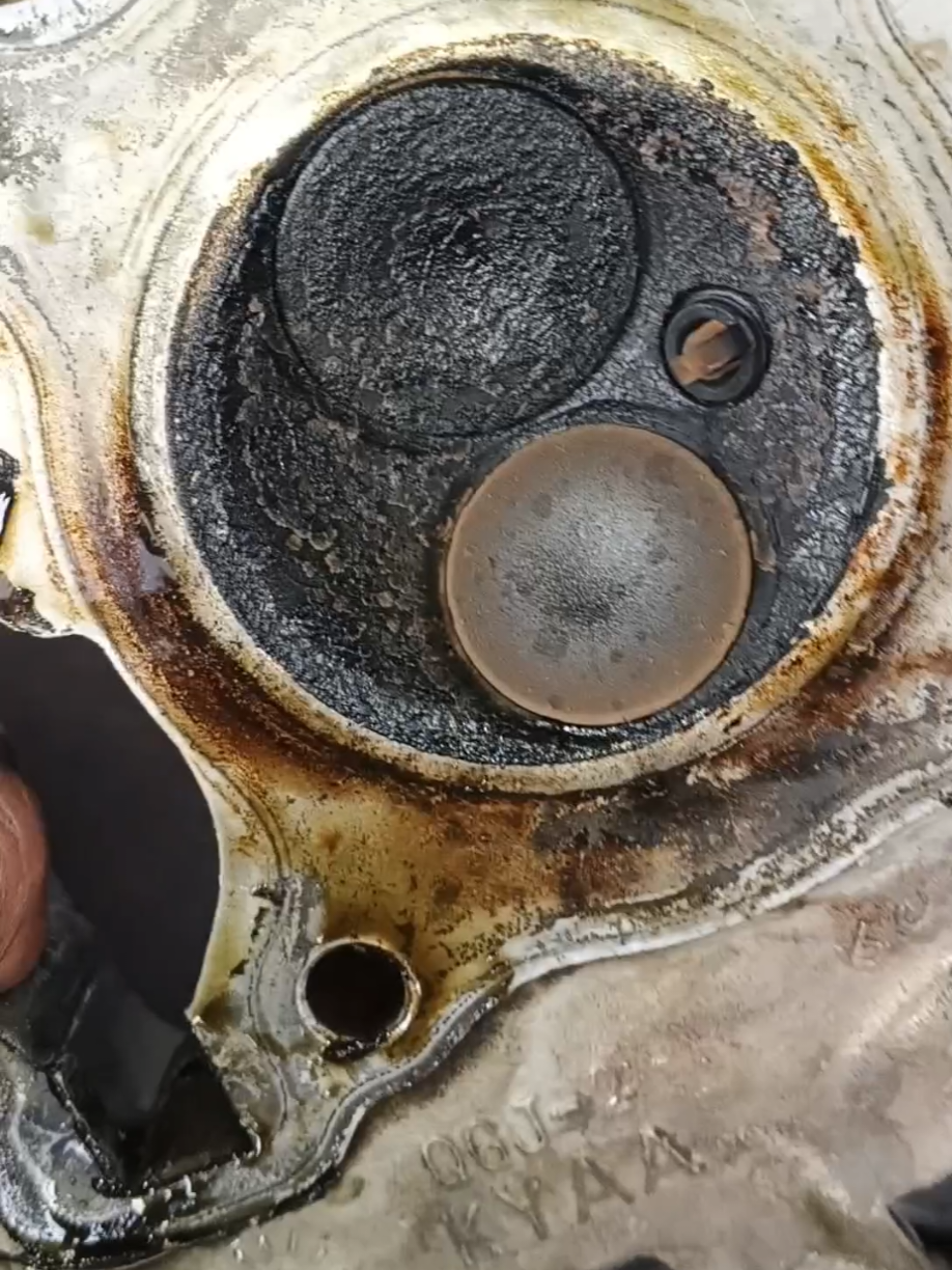 Tmx supremo singaw at may oil leak SA cylinder head.. mga dapat gawin para hindi na ito sisingaw at tatagas ulit #rdworksideas  #tmxsupremo  #cylinderheadleaking 