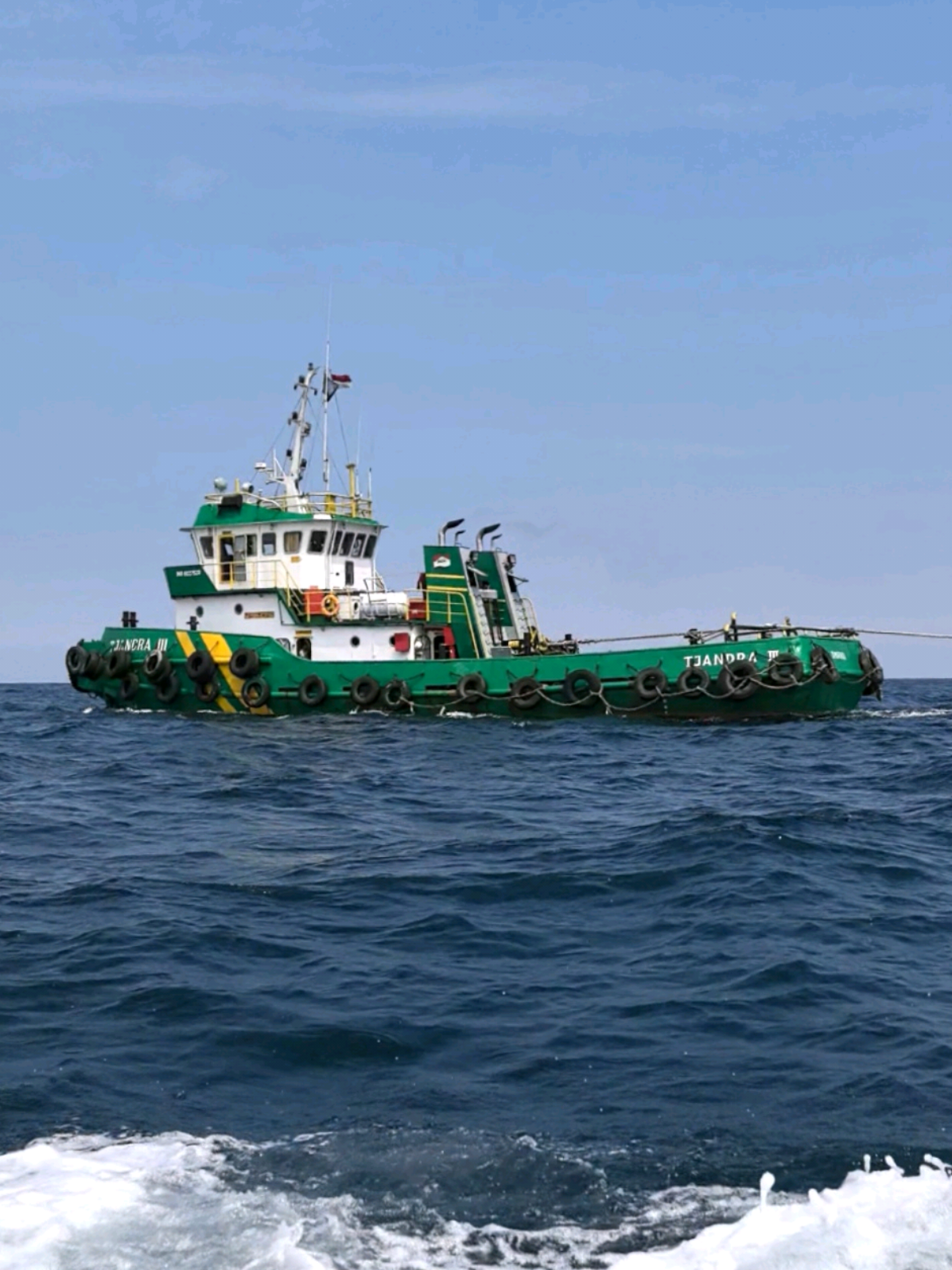 Pelayanan Darurat / Emergency Call Service, Membawa Material & Bahan untuk Perbaikan ke Kapal Tugboat Tjandra III yang mengalami kebocoran pada bagian lambung Barge (Bagian Lambung Kapal Tongkang) di Selat Makassar Bagian Selatan, Sekitaran Kepulauan Tanakeke & Pulau Dayang Dayangan, bersama Tim Speedboat Lae Lae & Kru🛥️⚓ #speedboat #emergency #boat #tugboat #captain @IG Juswan_58 @Iwank  wayang 