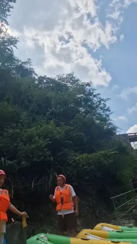 Chiếc video với những tiếng reo hò thích thú sau khi trải nghiệm 漂流 ở 九曲河. Đúng là mục đích đến 天柱山 đee leo núi, nh ai cấm ko được chơi các trò khác đou nè. Rất vui, rất rcm cho mn nếu ai có ý định tự đi nhaaa #九曲河漂流 #天柱山 #china #中国 #dulichtrungquoc #duhoctrungquoc #travel 