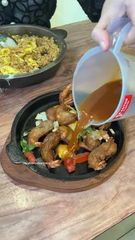 Foodies kira ini kabut asap? Salah! Ini asap premium dari hotplatenya @ryummyhotplate 🤩‼️ Rasa bintang lima, harga kaki lima! Lokasinya di Jl. Lembaga Pemasyarakatan (samping Master Laundry)📍 Menu andalan yang Minkul coba: 🦐 Hotplate Udang (32k) 🍗 Nasi Goreng Ayam (25k) 🍝 Mie Goreng Ayam (25k) 🍚 Nasi Putih (5k) Ayamnya ini lembut Foodies! Karena hidangnya di hotplate jadi panasnya itu awet. Rasanya pedas dan gurih, asapnya bikin lapar duluan sebelum makan 🤤 Available on: GoFood ✔️ GrabFood ✔️ ShopeeFood ✔️ Langsung aja cobain bareng Foodies kalian! Biar RYUMMY aja yang berasap, RIAU jangan 🫢 🏠 RYUMMY HOTPLATE ⏰ 11.00 - 23.00 (Selasa Tutup) 📍 Jl. Lembaga Pemasyarakatan (samping Master Laundry) ✅ Dine In, Take Away & Ojol IG: @ryummyhotplate  #pekanbaru #kulinerpekanbaru #kulinerpku #pku 