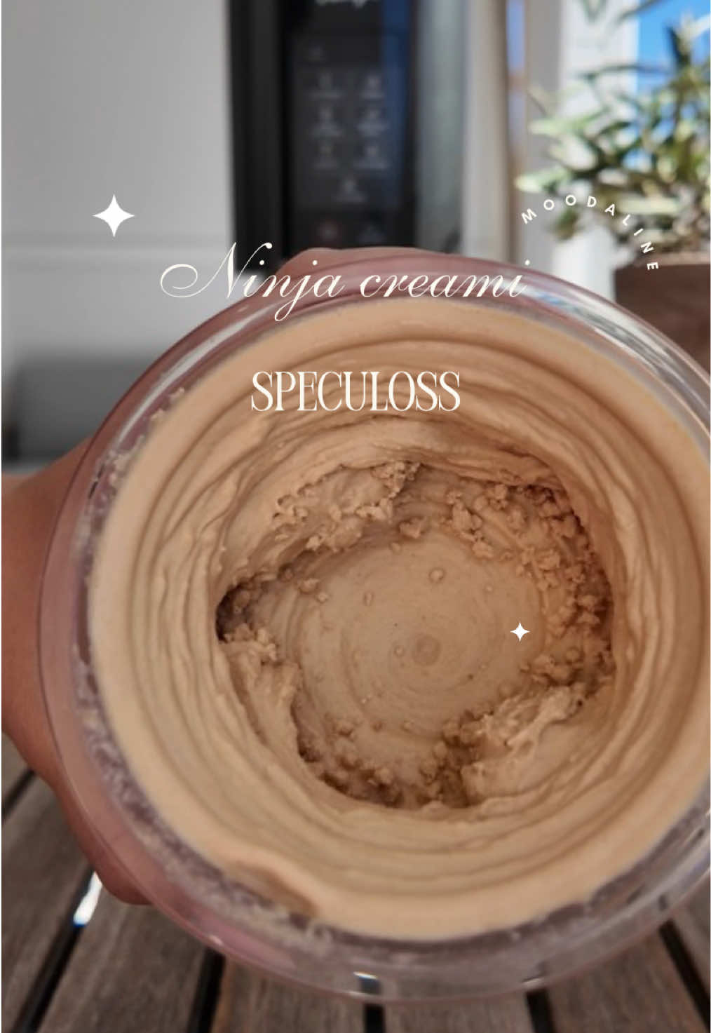 🎥 GLACE SPÉCULOOS VERSION NINJA CREAMI 🍦💥 Tu veux une glace ultra gourmande ? Regarde ça 😍👇 ✨ Ingrédients : 	•	7 spéculoos 🍪 	•	150 ml de crème entière 	•	150 ml de lait 	•	20 cl de lait concentré sucré 🥄 Résultat : une texture onctueuse, un goût de folie, et un kiff total à chaque cuillère ! 💬 Dis-moi en commentaire si t’as déjà testé cette combinaison de rêve 👇 ❤️ Like & enregistre si t’aimes les recettes ultra gourmandes ! #ninjacreami #glace #speculoos #ninjacreamirecipe #glacemaison 