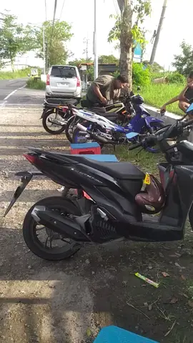 yuk.. kak ngopi santai di angkringan kedai senja..  lokasi cangkro utara jembatan bakule rama murah senyum.. buka stiap sore yuk.. mrapat