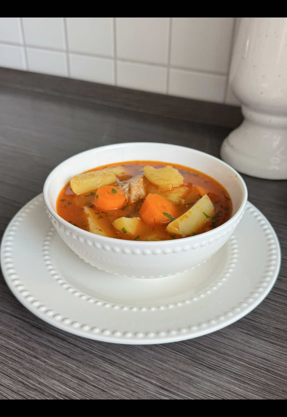 🍲“Lokum gibi et, taptaze sebzeler ve mis gibi kokusuyla şifa dolu bir haşlama tarifi… Hem doyurucu hem de anne yemeği gibi sıcak!” Bugün mutfağımda klasik bir lezzet vardı: Mantar ve Kemikli Et Haşlama. Tarif hemen aşağıda 👇 Malzemeler: 	•	300 g kemikli dana eti 	•	2 adet havuç 	•	100 tane kadar küçük bebek patates 	•	3-4 adet büyük mantar (iri doğranmış) 	•	1 adet kuru soğan 	•	3 diş sarımsak 	•	1 yemek kaşığı karışık salça (biber + domates) 	•	Etin haşlama suyu 	•	Tuz, pul biber 	•	Servis için: İnce kıyılmış maydanoz ⸻ Hazırlanışı: 	1.	Kemikli eti düdüklüde veya tencerede haşlayın. Suyunu süzmeyin, kullanacağız. 	2.	Ayrı bir tencerede doğranmış soğan ve sarımsağı az yağda kavurun. 	3.	Salçayı ekleyin, kokusu çıkana kadar birkaç dakika kavurmaya devam edin. 	4.	Haşlanmış eti ve suyunu ekleyin. 	5.	Havuçları doğrayıp ekleyin, ardından mantarları ve bebek patatesleri de ilave edin. 	6.	Tuz ve pul biber serpin. Sebzeler yumuşayana kadar kısık ateşte pişirin. 	7.	Servis etmeden önce üzerine ince doğranmış maydanoz serpin. ⸻ Sunum Önerisi: Sıcak servis edin. Yanında bir dilim ekmek ya da pirinç pilavıyla sofranız şölene dönüşsün! 🍚🍞