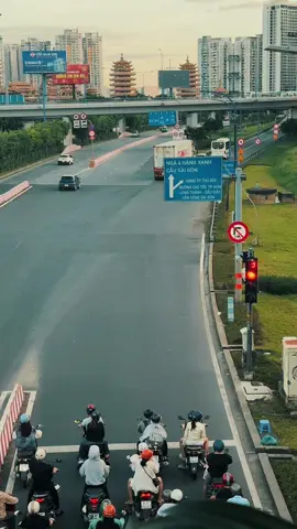 Sài Gòn chiều tan ca, dòng người đổ về như thác ai cũng mỏi mệt ai cũng mang một ngày dài trên vai. #응완 