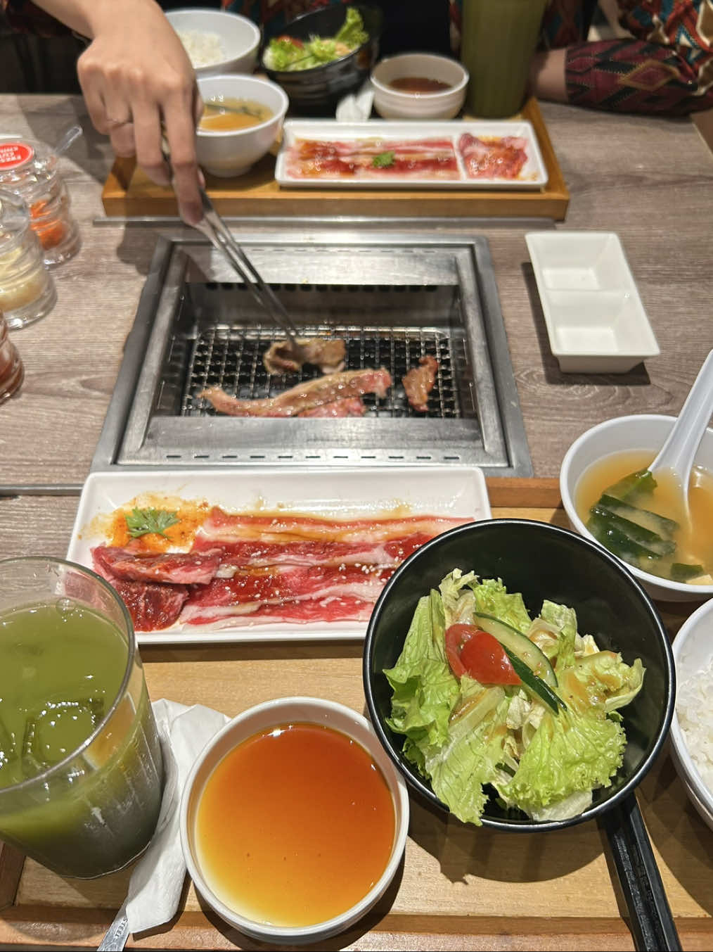 Nyobain Value set nya Yakiniku Like.  Porsinya cukup mengenyangkan, definisi makan enak tapi murce 🥳  Apalagi kalau belinya pake voucer tiktok 😋😋 #Yakinikulike  #Valueset  #Grill  #Makanenak  #PIM3  #Kemangvillage 