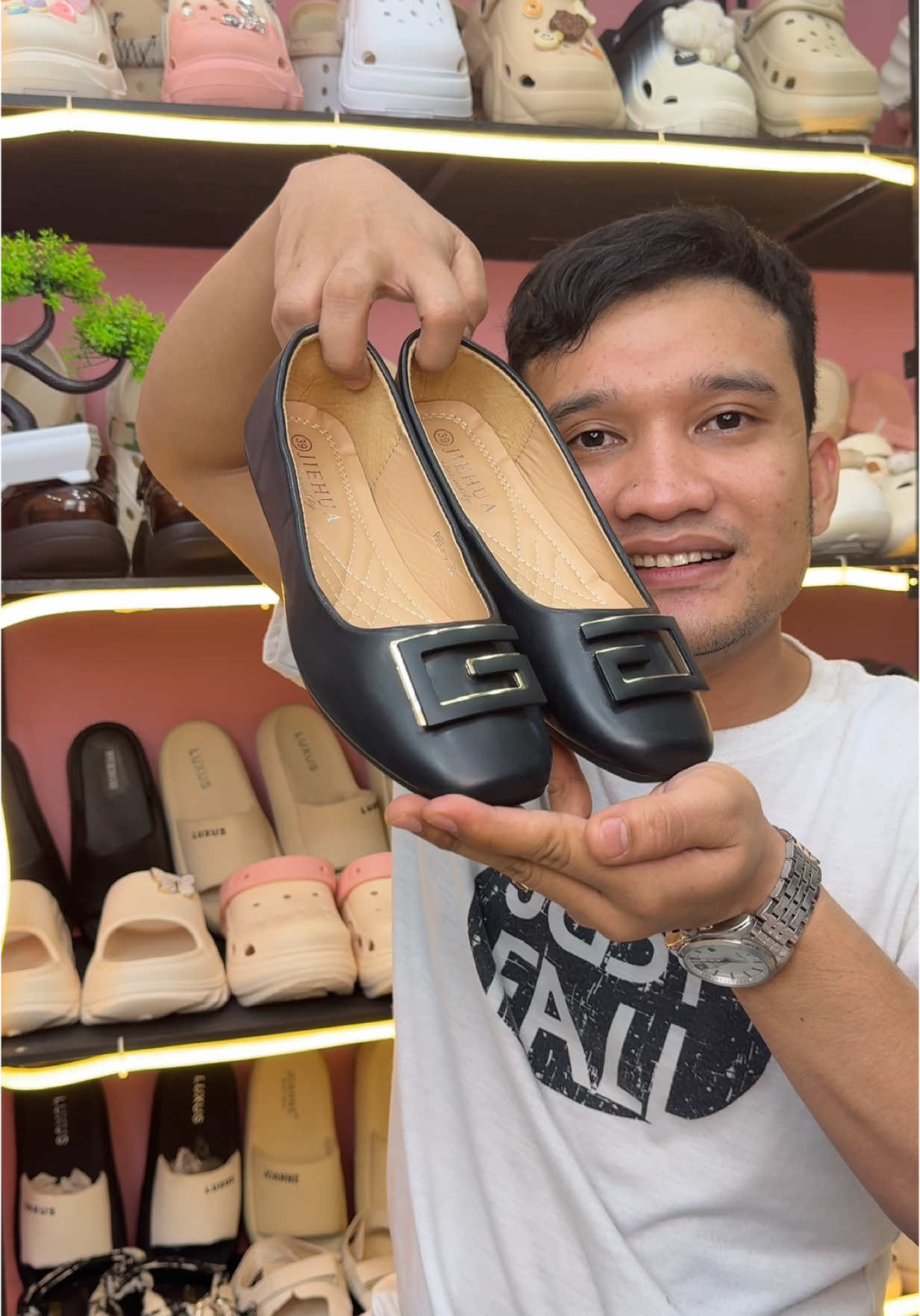 Sepatu wanita flatshoes elegant kekinian.#sepatuwanita #flatshoes #sepatukekinian #sepatukerja #sepatukuliah 