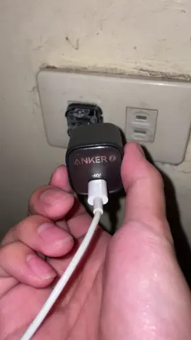 ano to @AnkerOfficial almost 2 months palang sira na agad tinggal kolang sa outlet  #anker #ankercharger #fyp 
