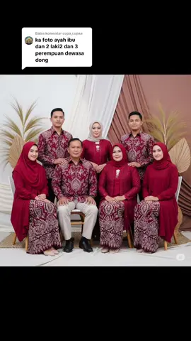 Membalas @cupa_cupaa done ka Propmt Potret keluarga Muslim Indonesia yang tersenyum, terdiri dari dua orang tua lansia, dua pria dewasa, dan tiga wanita dewasa, mengenakan pakaian Lebaran atau Idul Fitri yang serasi berwarna biru muda dan krem dengan motif floral. Mereka berpose di studio dengan latar belakang lengkungan putih dan hiasan vas bunga putih di sisi kiri serta meja kecil dengan lampu di sisi kanan. #fyp #4pauge #creatorsearchinsights #fyppppppppppppppppppppppp #masukberandafyp #gemini 