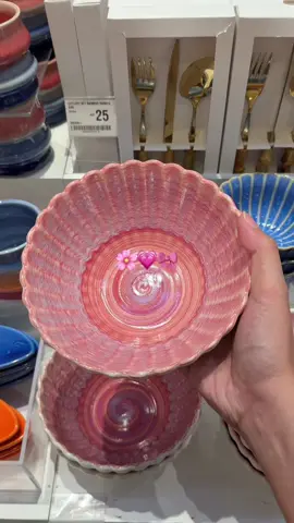 Coastal style with a pink twist 🐚🌸 ستايل ساحلي بلمسة وردية 🐚🌸 #flyingtigercopenhagen #fyp #kitchen #plates #fish #Summer #picnic 