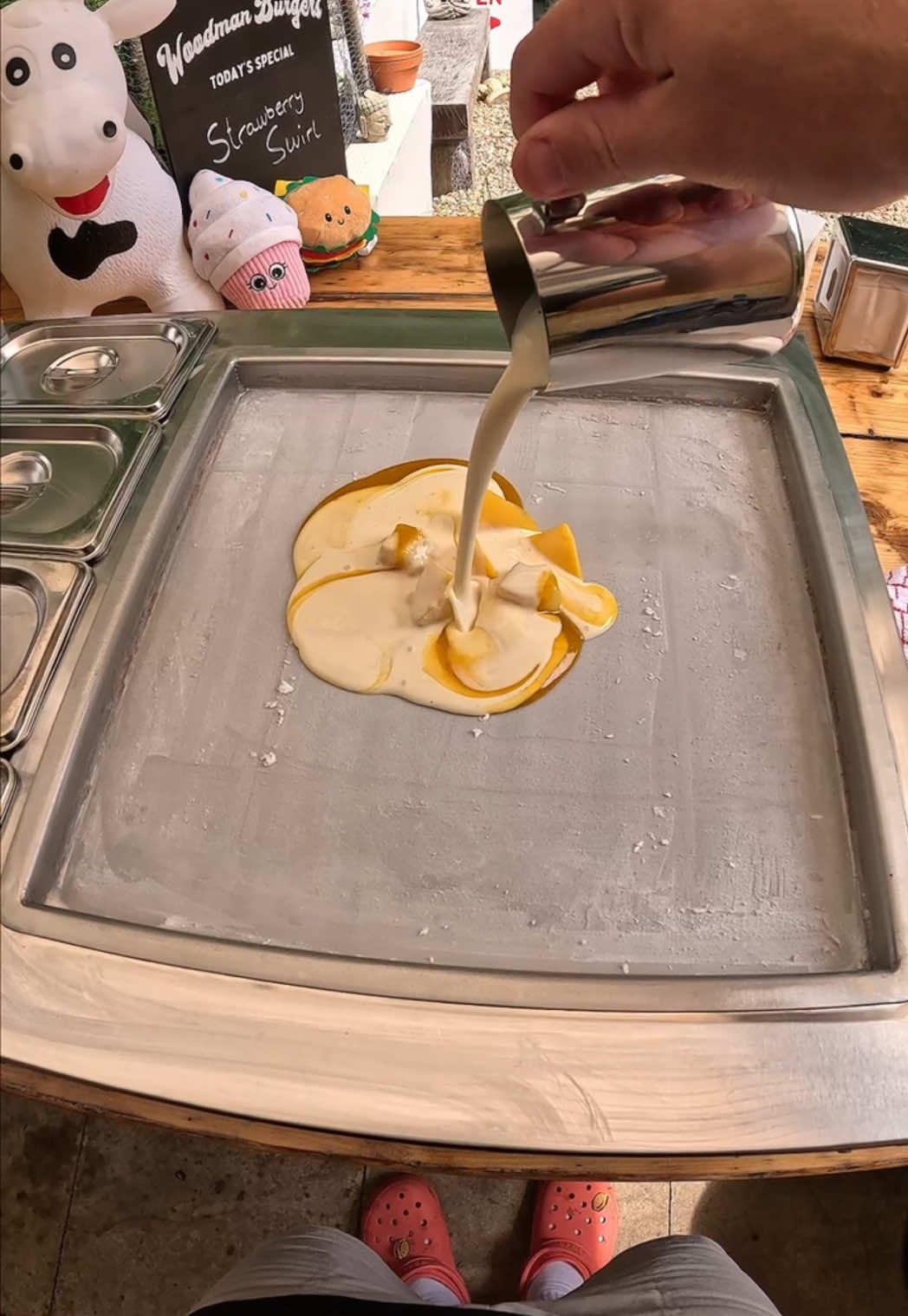 Mango rolled ice cream 🥭 #rolledicecream #Summer #business #garden 