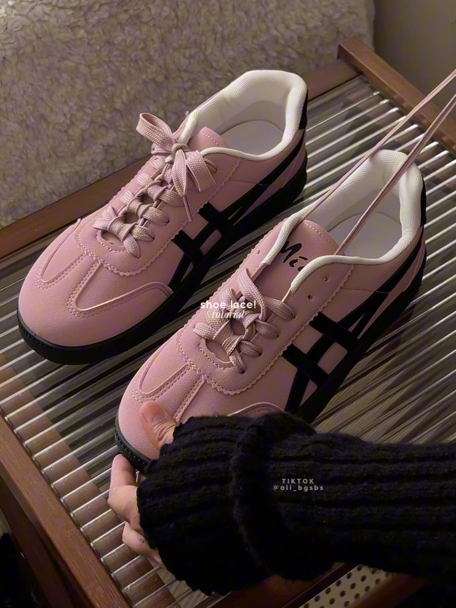 pretty shoe lace— tutorial! 💗 #tutorial #shoelacetutorial #cuteshoelace #womenshoes #fyp #trending #viral 