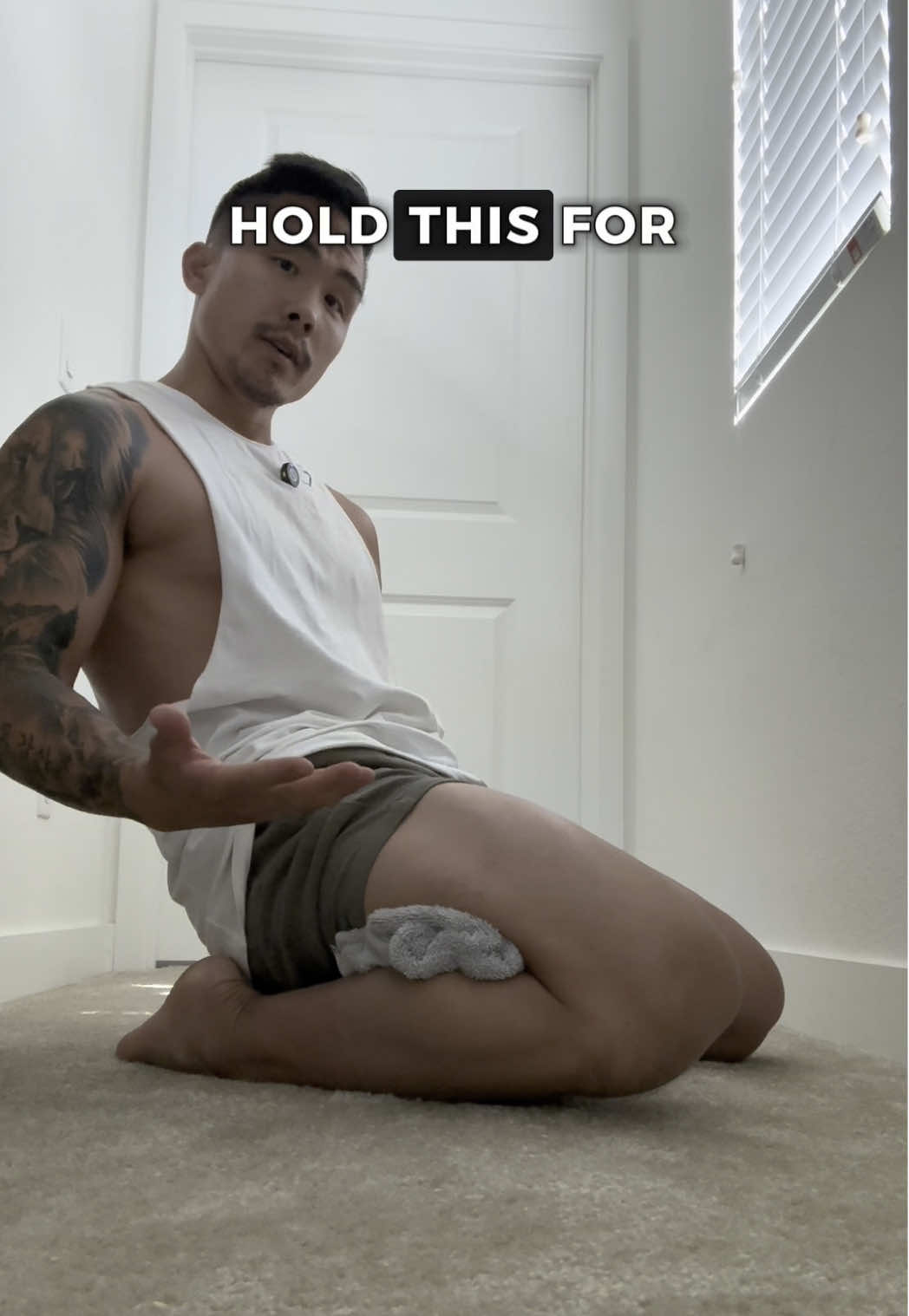 Runners, how to self massage your knee pain #runnersofitiktok #runningtips #kneepain 