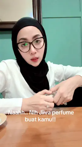 Nih pake @@Jiiva Perfume biar makin Pede gibahin akuh.. kamu yg ga dapet geatisan di live aku, buruan CO mumpung lagi khilaf owner nya.. 🫣🫣🤣🤣#jiivaperfume #parfumviral #parfumereccomended #parfumlokal #perfume #fyp #fyppppppppppppppppppppppp #cupcut #perfume #localpride #foryou 