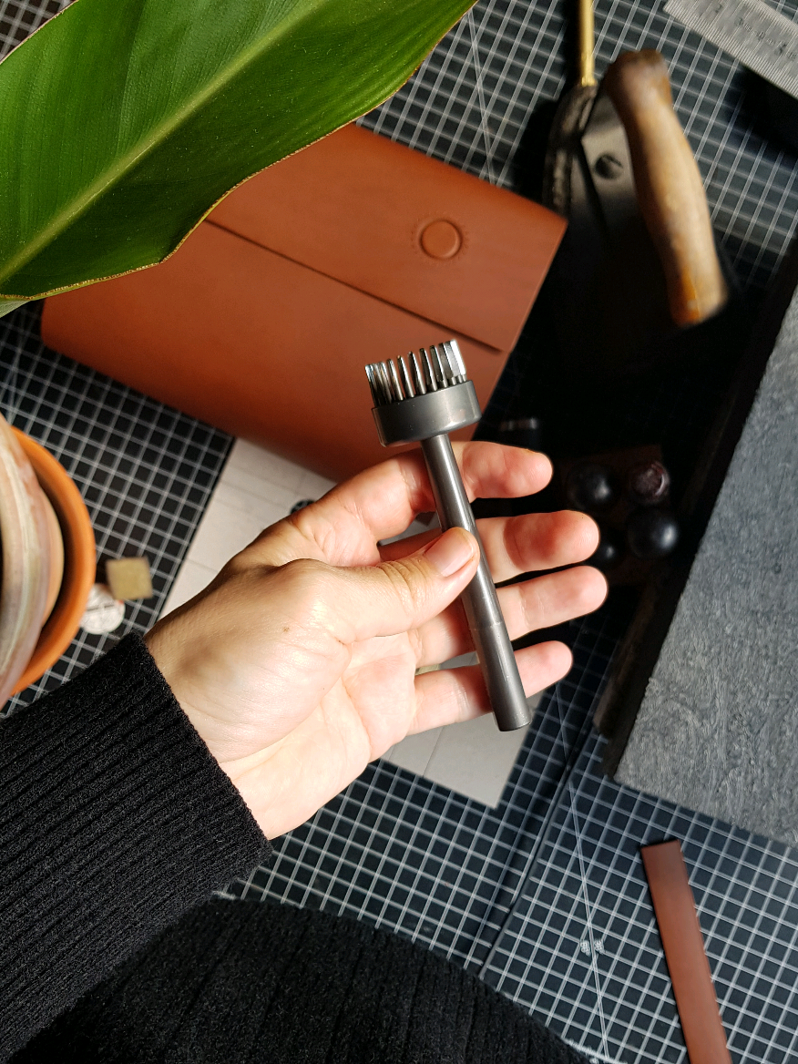 Diena dirbtuvėse. Rankinės pradžia. #leathercraft #lietuva🇱🇹 #rankudarbas #lietuvatiktok #darbas #rankinė #vilnius #kaunas #Šiauliai #sloudiary 